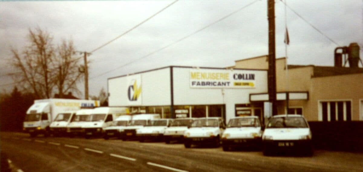 Façade et flotte de véhicules en 1984