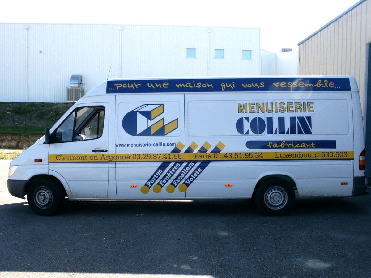 Camionnette aux couleurs de Menuiserie Collin