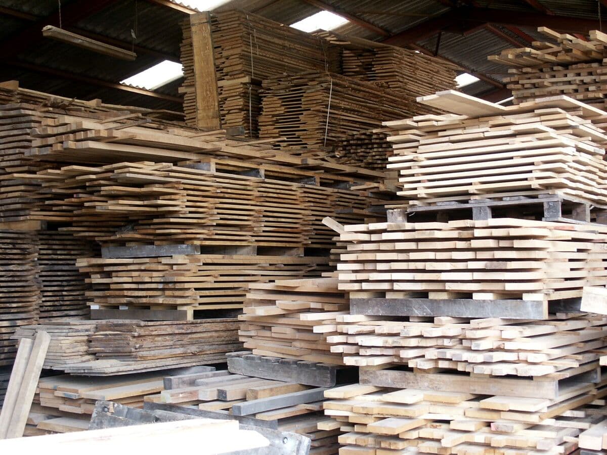 Stock de bois dans l'entrepôt ventilé