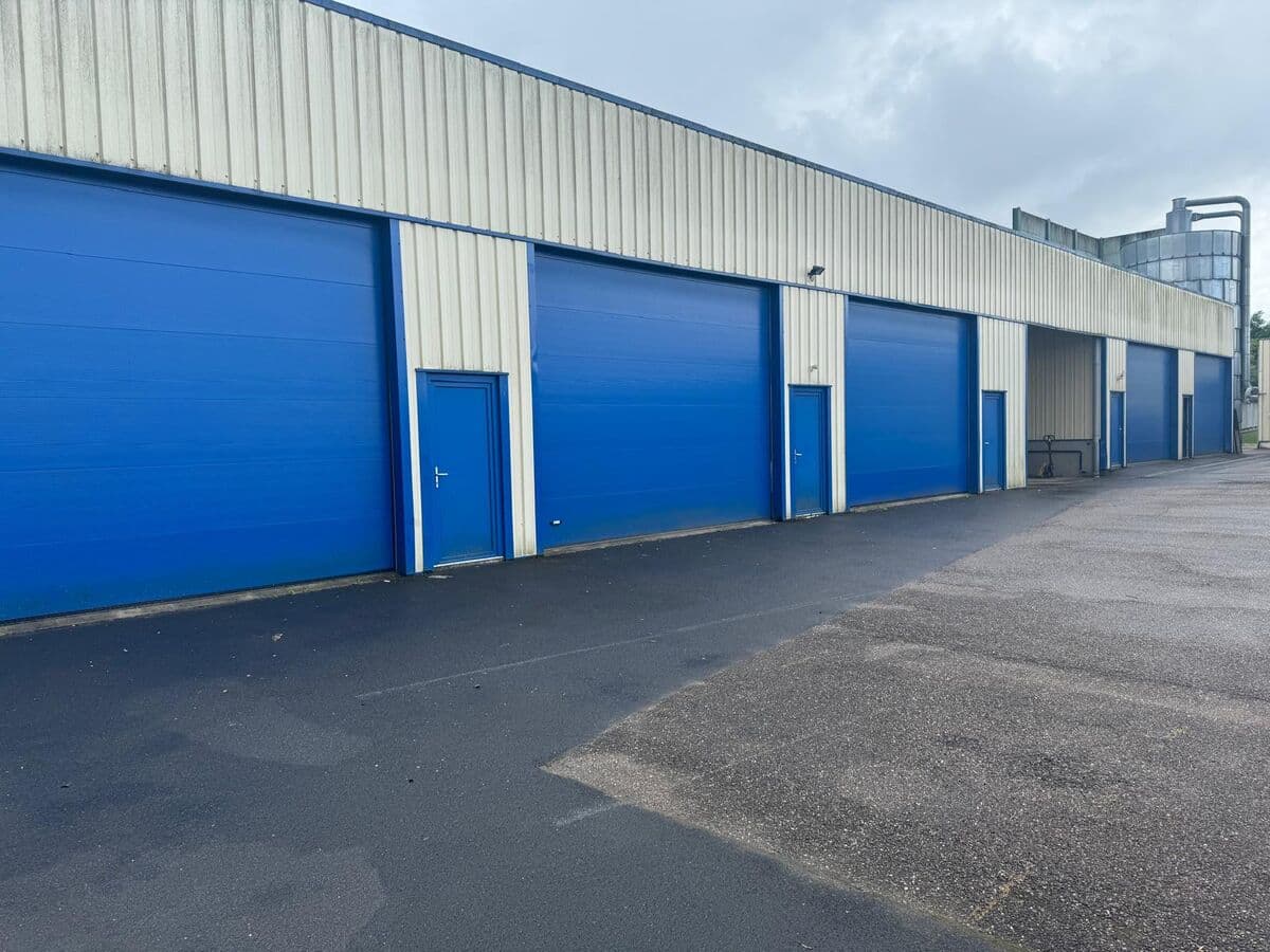 Bâtiment actuel avec portes bleues